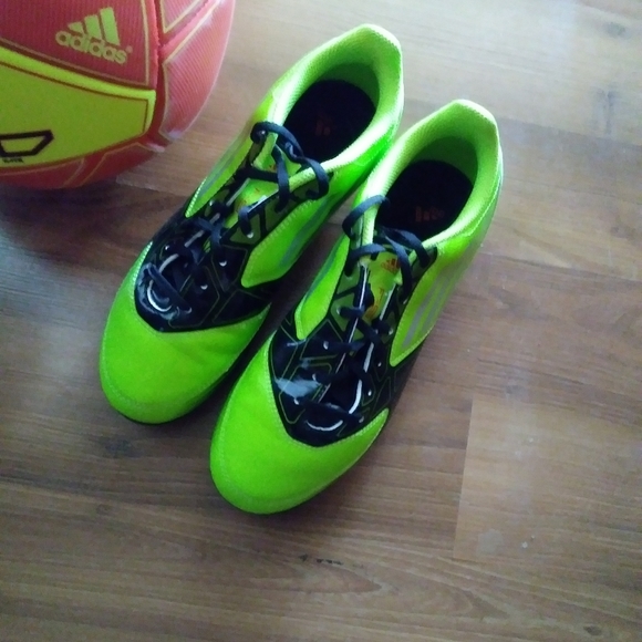 ADIDAS SOCCER CLEATS SPORTS ATHLETIC CLEATS - Picture 1 of 9